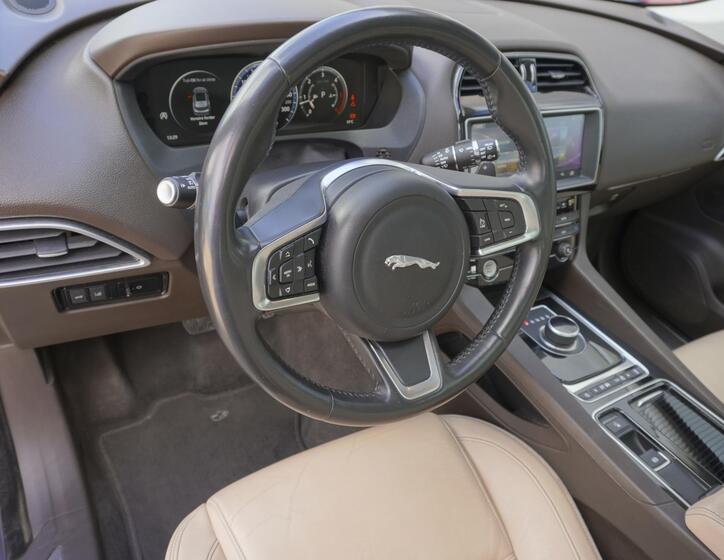 Jaguar F-Pace 11