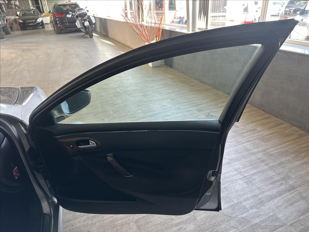 Peugeot 607