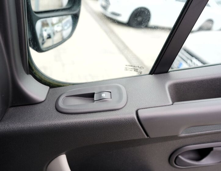 Nissan NV400 18