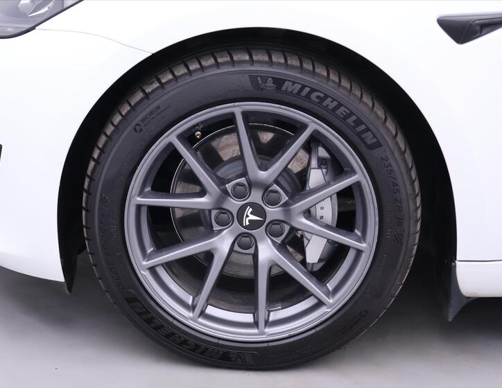 Tesla Model 3 32