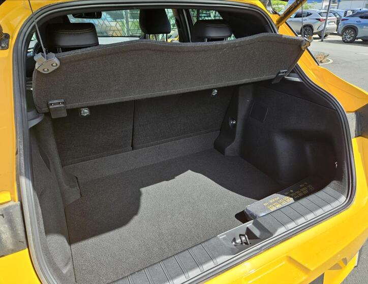 Lexus LBX 13