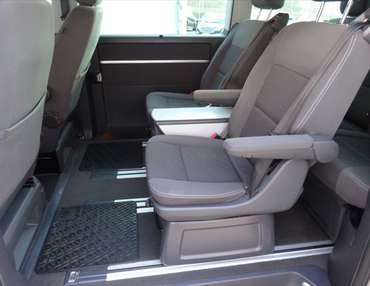 Volkswagen Multivan 11