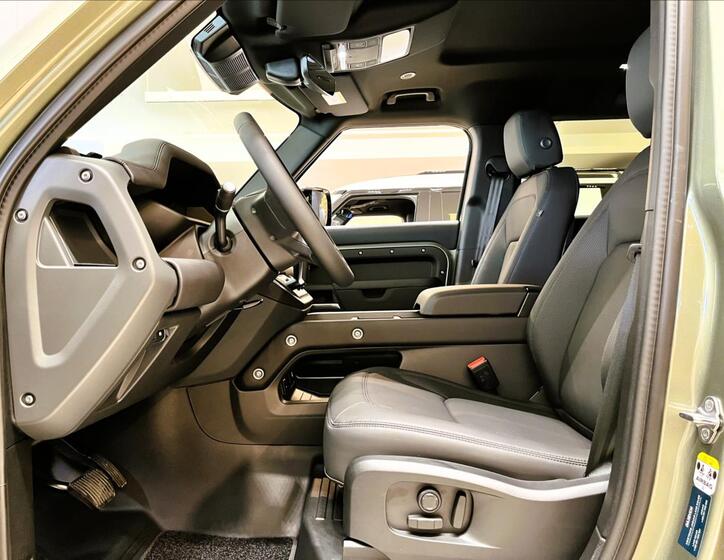 Land Rover Defender 10