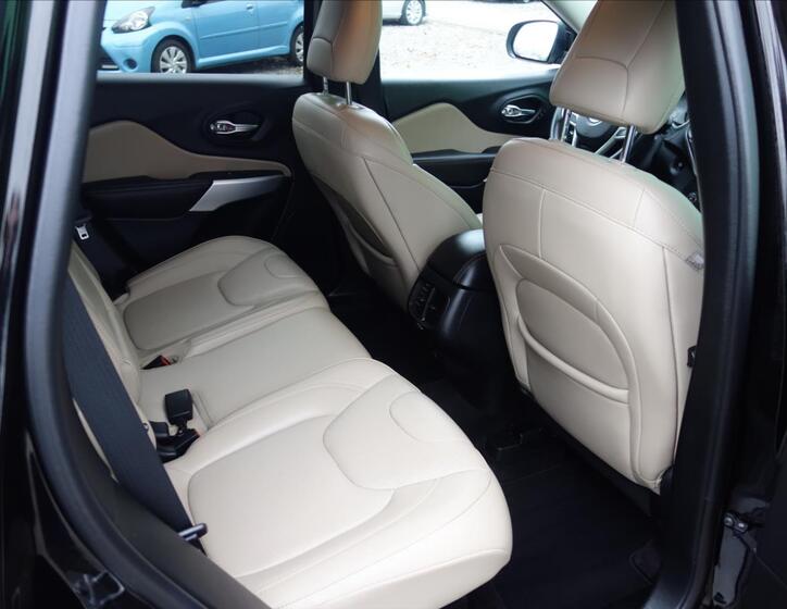 Jeep Cherokee 33