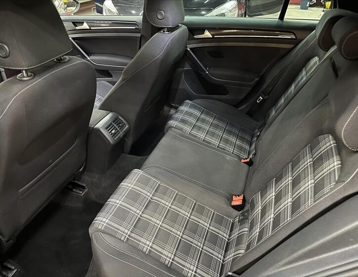 Volkswagen Golf 16
