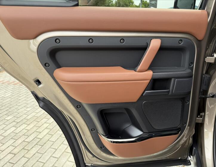Land Rover Defender 19