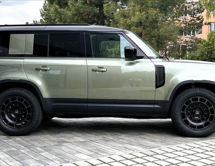 Land Rover Defender 8