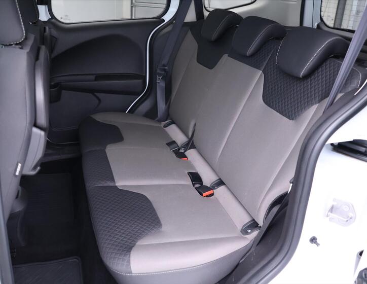 Ford Tourneo Courier 13