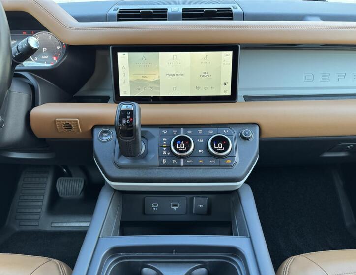 Land Rover Defender 16