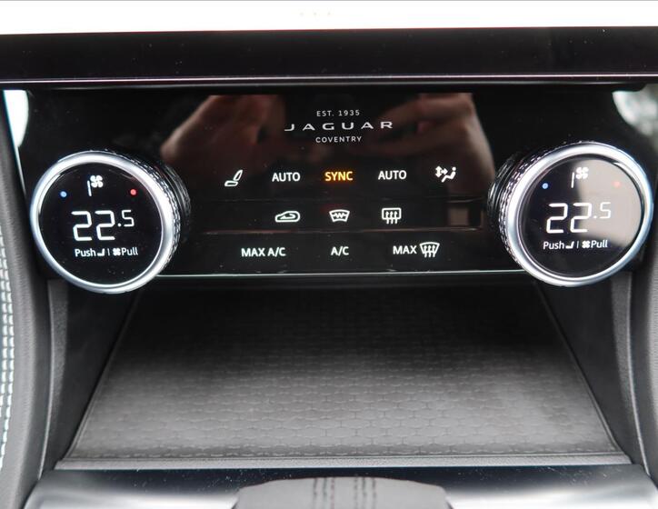 Jaguar F-Pace 44