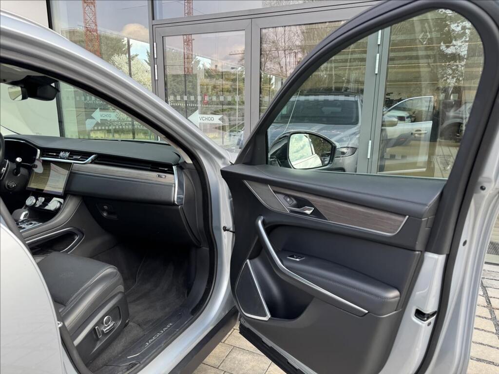 Jaguar F-Pace 13