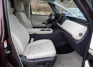 Lexus LM 350h 13