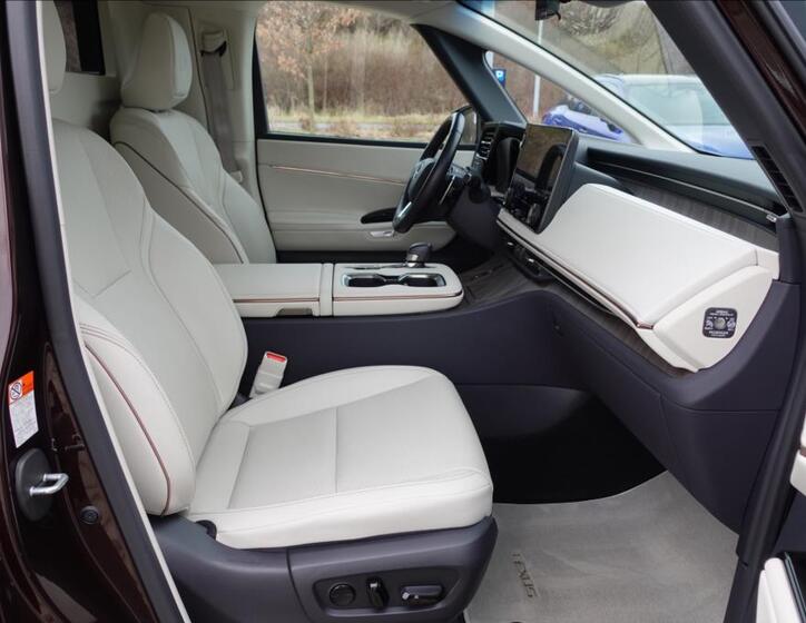 Lexus LM 350h 13