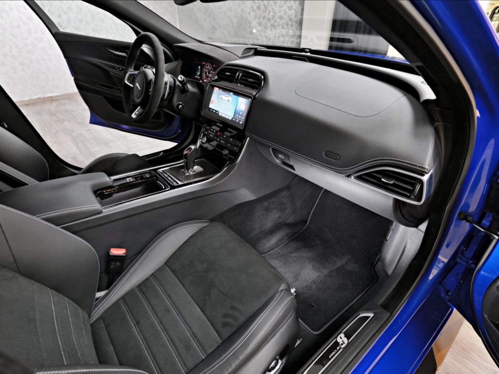 Jaguar XE 40