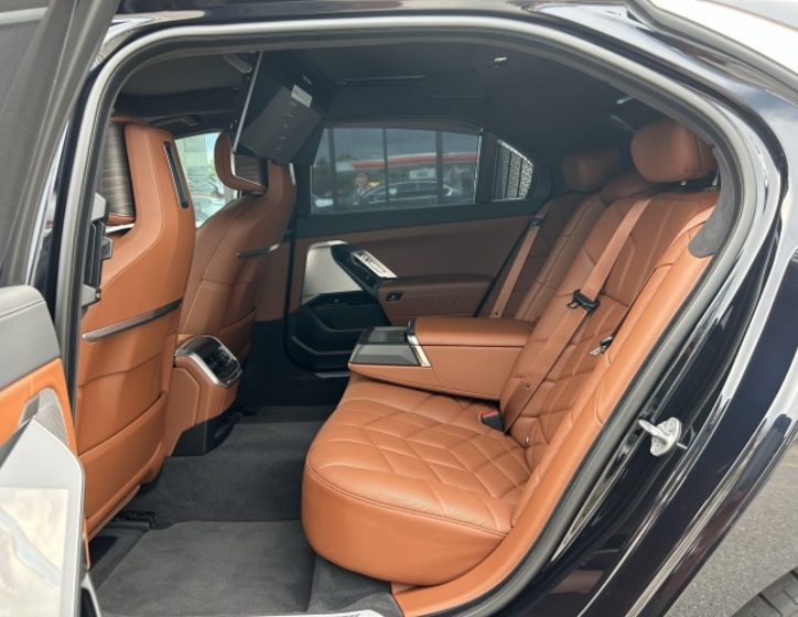BMW i7 25