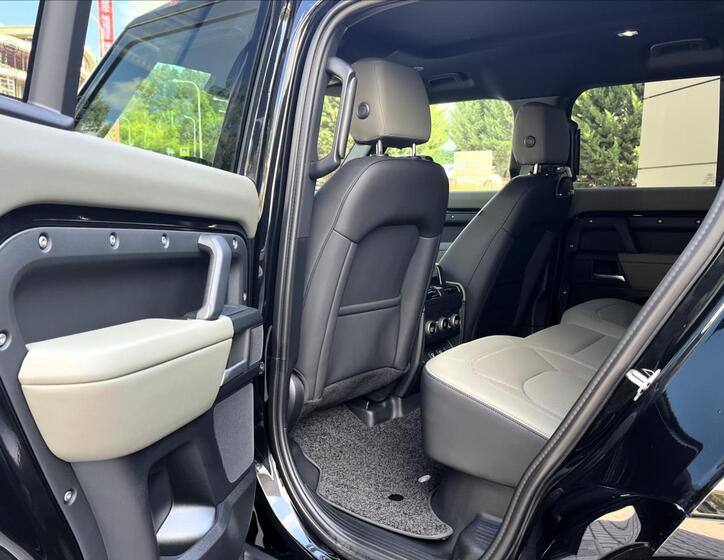 Land Rover Defender 31