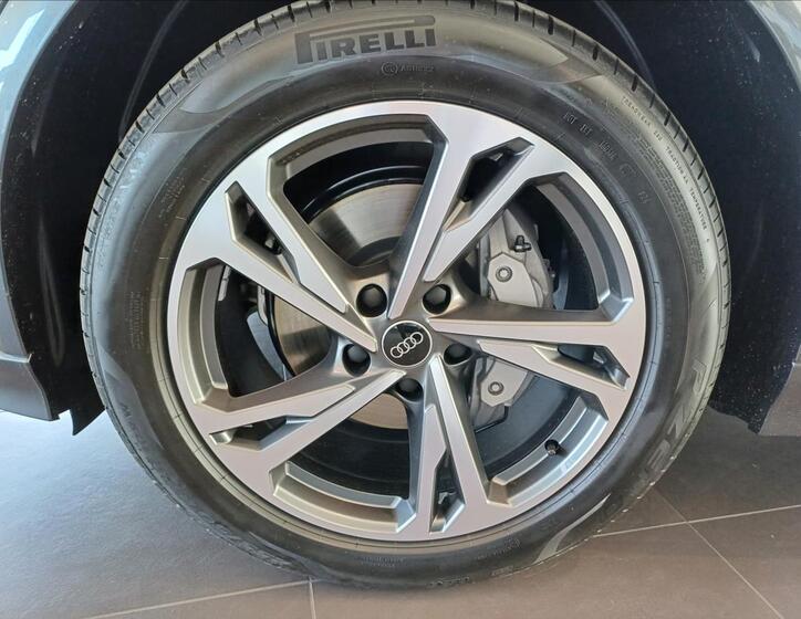 Audi Q6 8