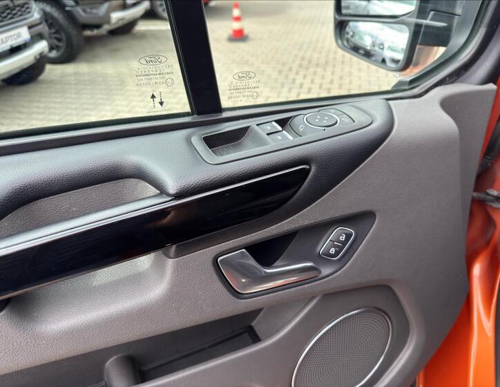 Ford Tourneo Custom 17