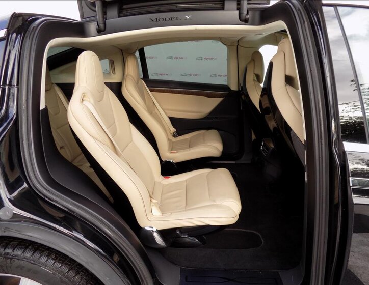 Tesla Model X 24