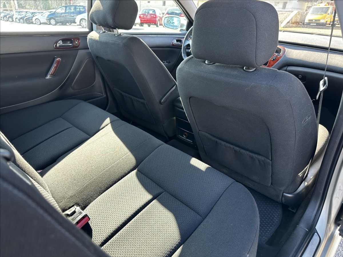 Peugeot 607