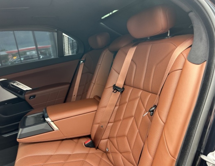 BMW i7 23