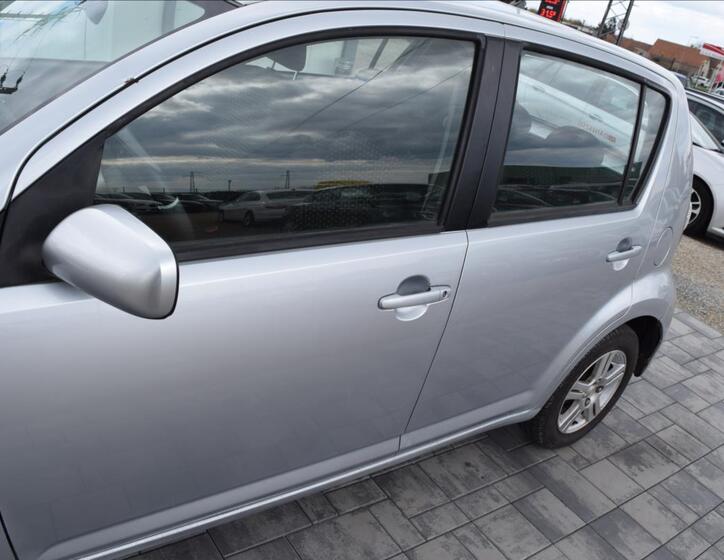 Daihatsu Sirion 9