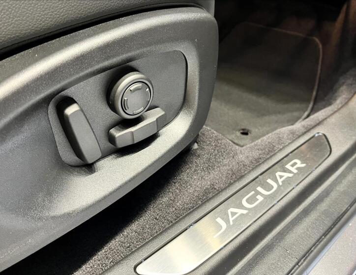 Jaguar E-Pace 24