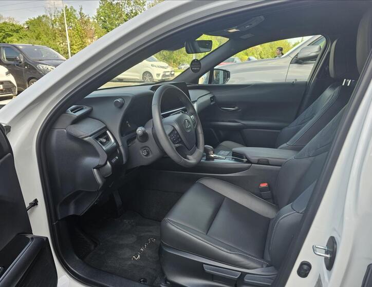 Lexus UX 300h 13