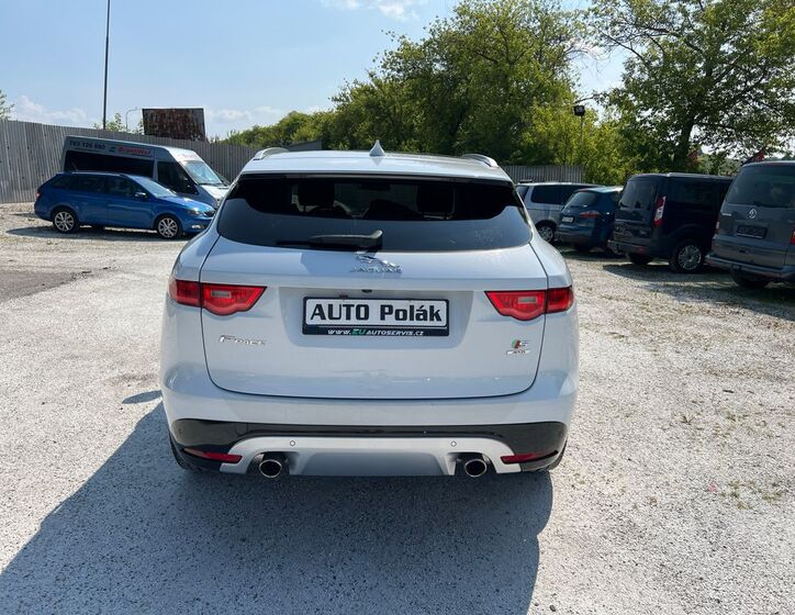 Jaguar F-Pace 11