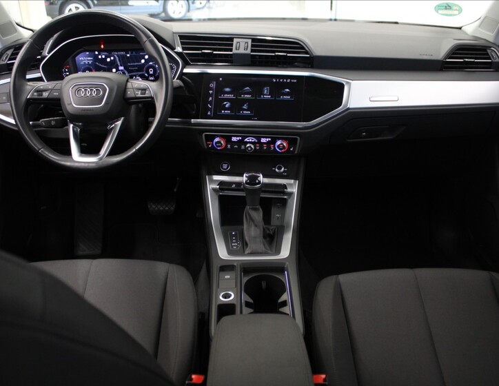 Audi Q3 8