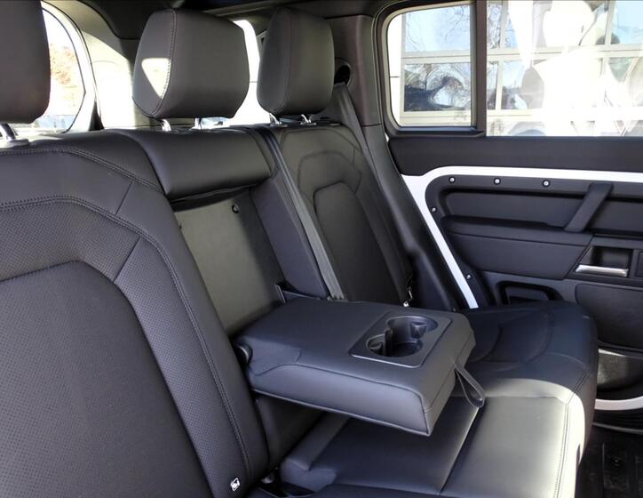 Land Rover Defender 26