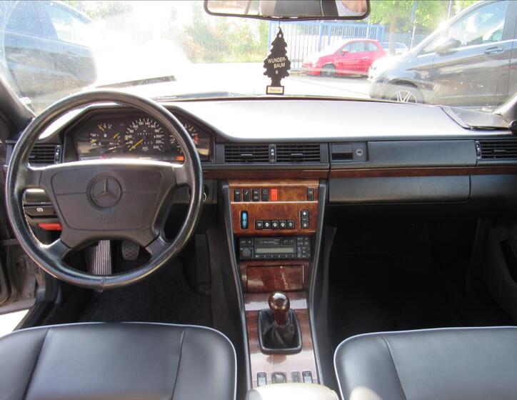Mercedes-Benz Třídy E 12