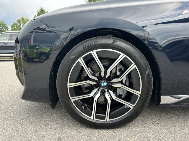 BMW i7