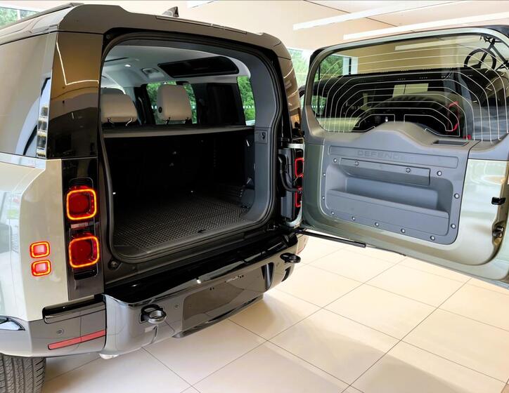 Land Rover Defender 27