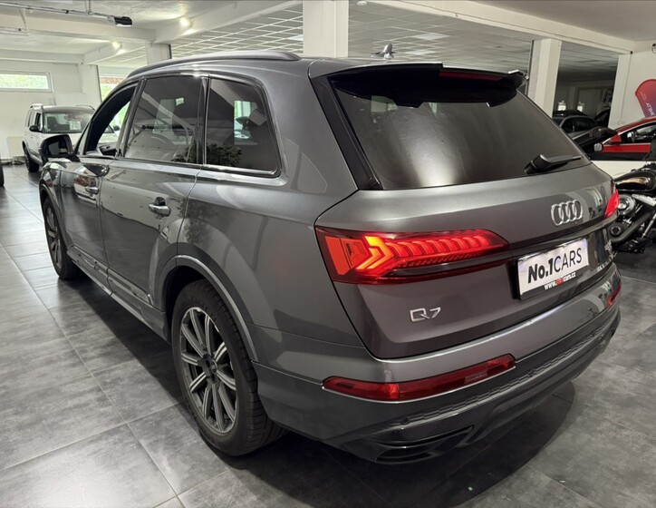 Audi Q7 4