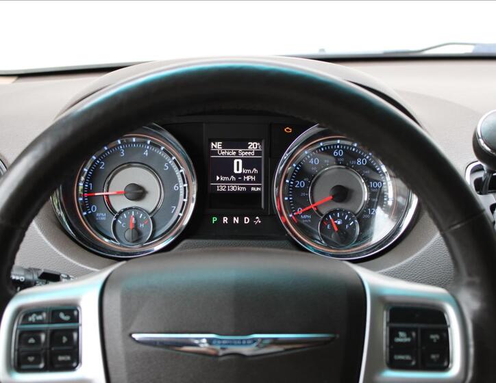 Chrysler Town & Country 18