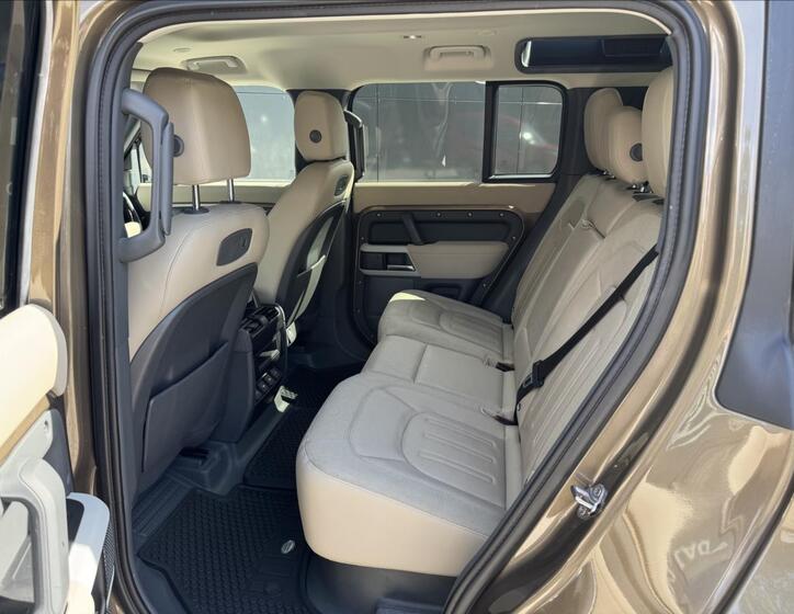 Land Rover Defender 12
