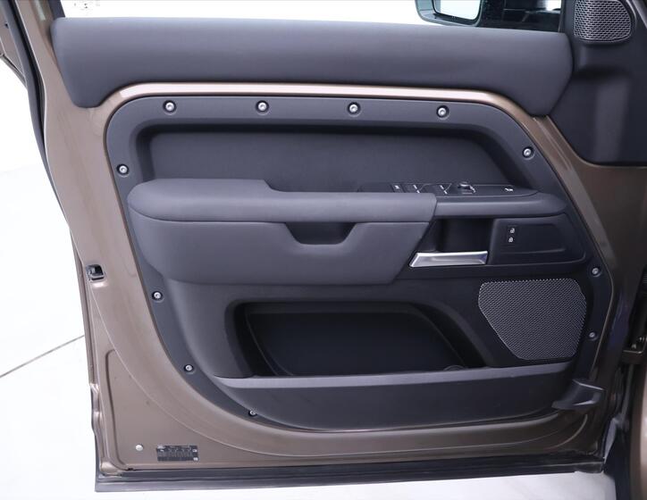 Land Rover Defender 11