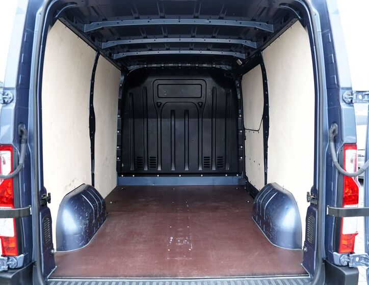 Nissan NV400 12