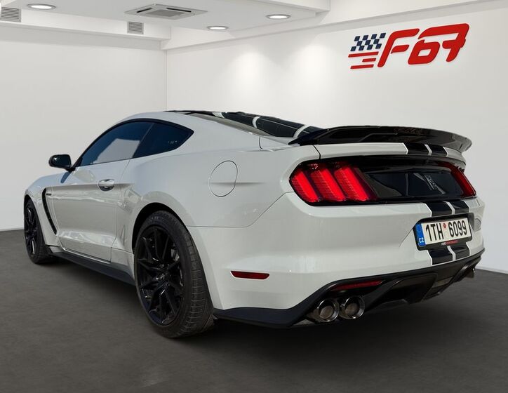 Ford Mustang 4