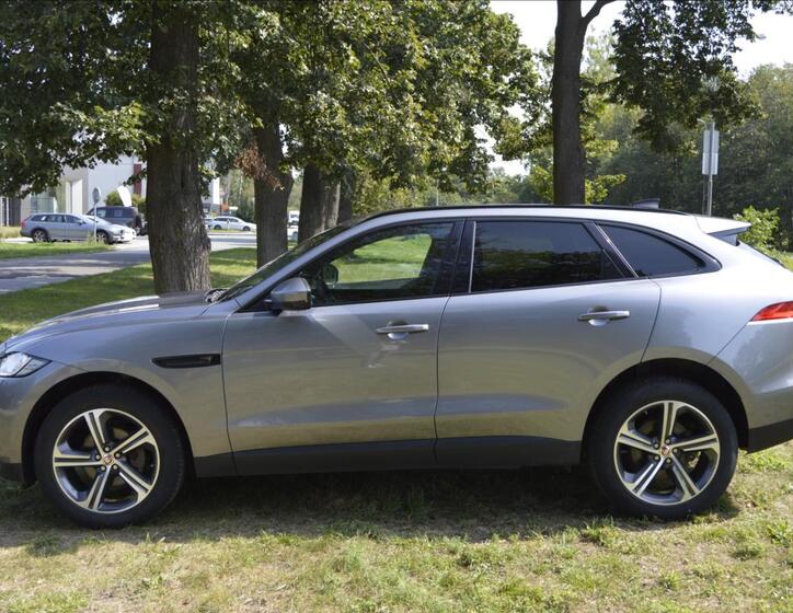 Jaguar F-Pace 8