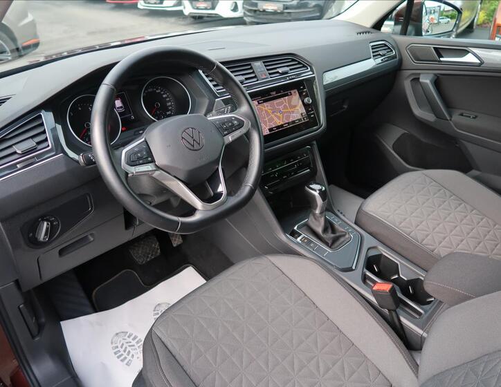Volkswagen Tiguan 9