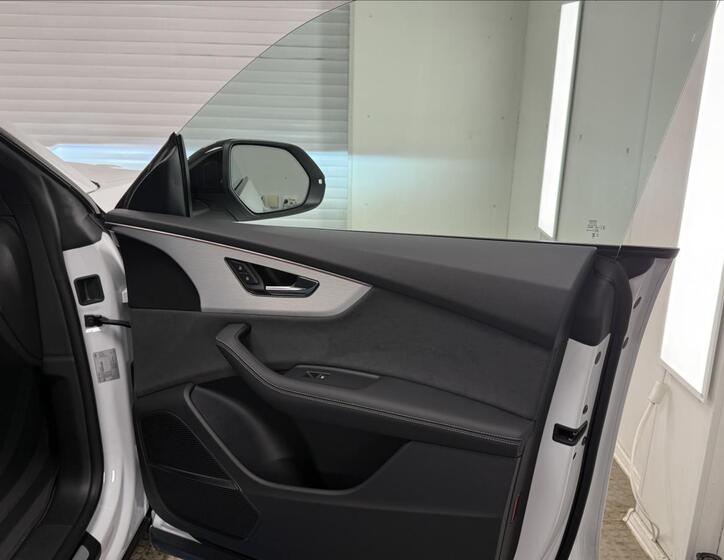 Audi Q8 21