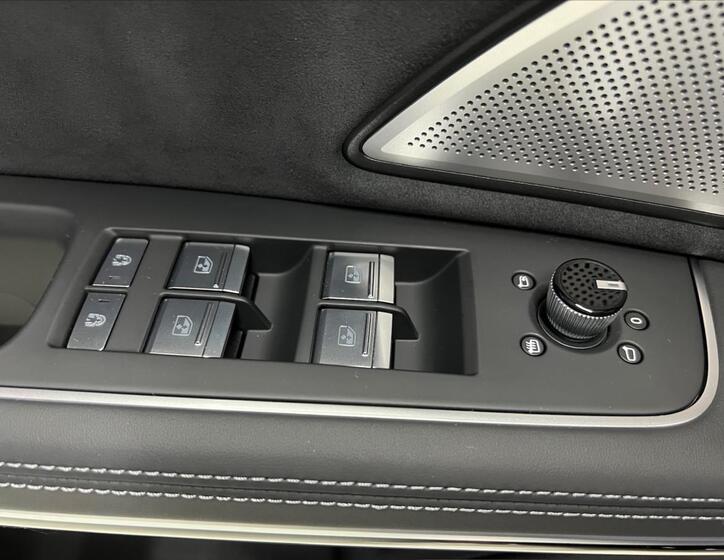 Audi S8 24