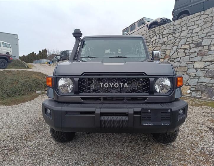 Toyota Land Cruiser 2