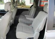 Chrysler Town & Country 9