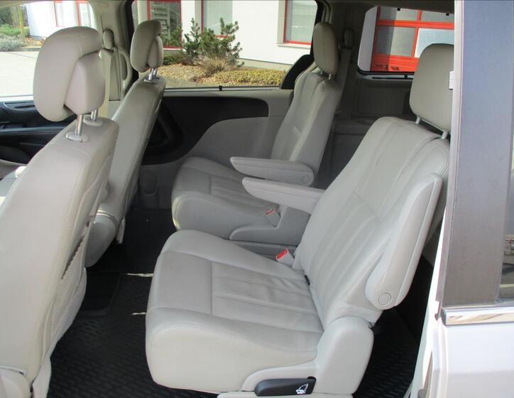 Chrysler Town & Country 9