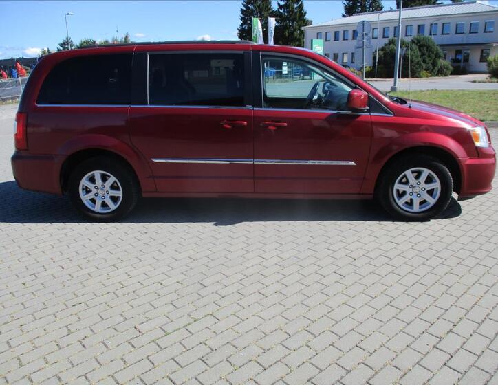 Chrysler Town & Country 5