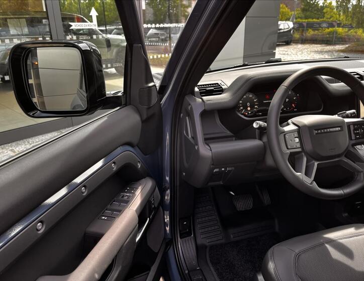 Land Rover Defender 5