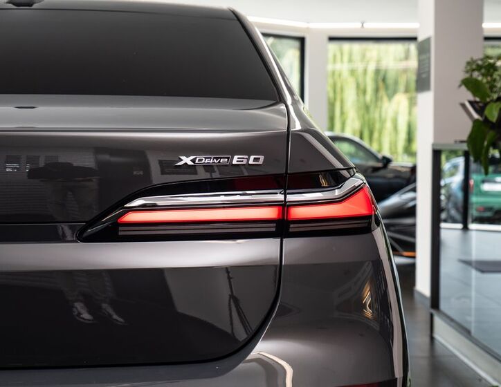 BMW i7 27
